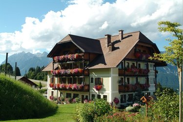 Knapplhof mit Dachstein-Massiv