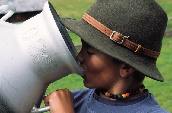 Bub trinkt Milch