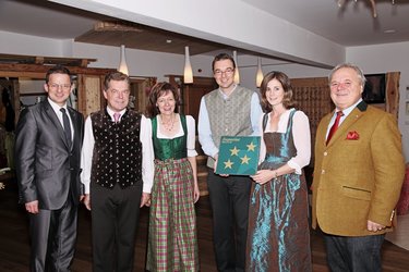 Familie Höflehner bei der Übergabe