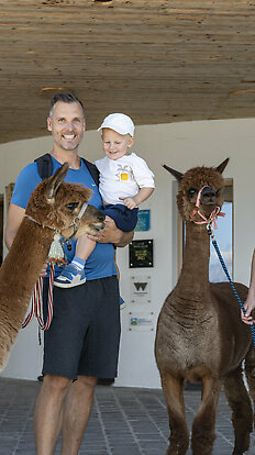 Llama &amp;amp; Alpaca Meet &amp;amp; Greet