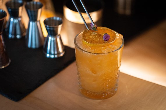 Cocktail mit Rosenblüten