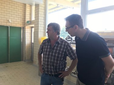 Gerhard_Höflehner bei der Führung durch die Sennerei Huban