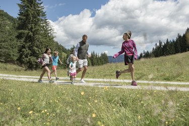 Kinder laufen