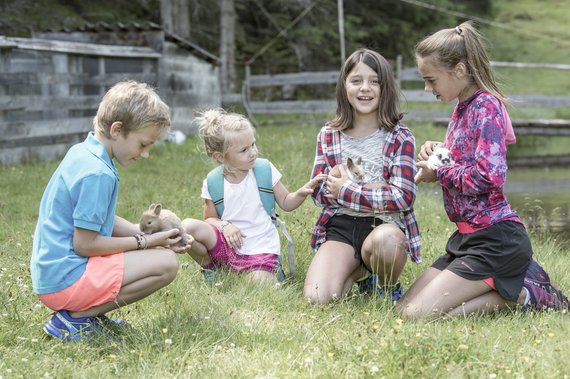 Kinder mit Hasen