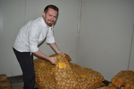 Küchenchef Martin Dicker mit den Ennstaler Erdäpfeln