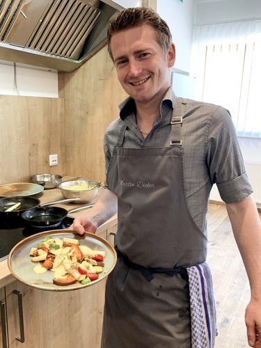 Martin beim Kochen zu Hause