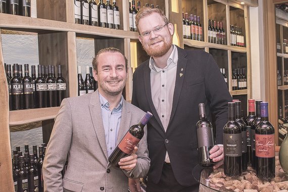 Patrick Bayer von der Kellerei "In Signo Leonis" und Sommelier des Hauses Florian Klussmann