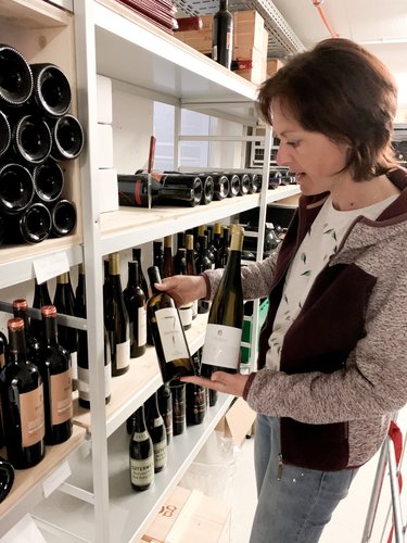 Regina im Weinlager