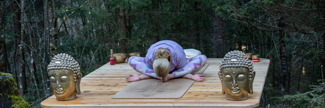 Yogaspot mit Yogalehererin