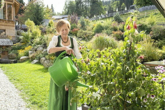 Gerti-beim-Blumen-giessen_medium