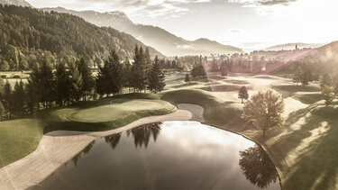 weitreichende Golflandschaft in die Natur eingebettet