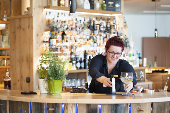 An der Hausar serviert Ihnen Barchefin Gorana köstliche Drinks.