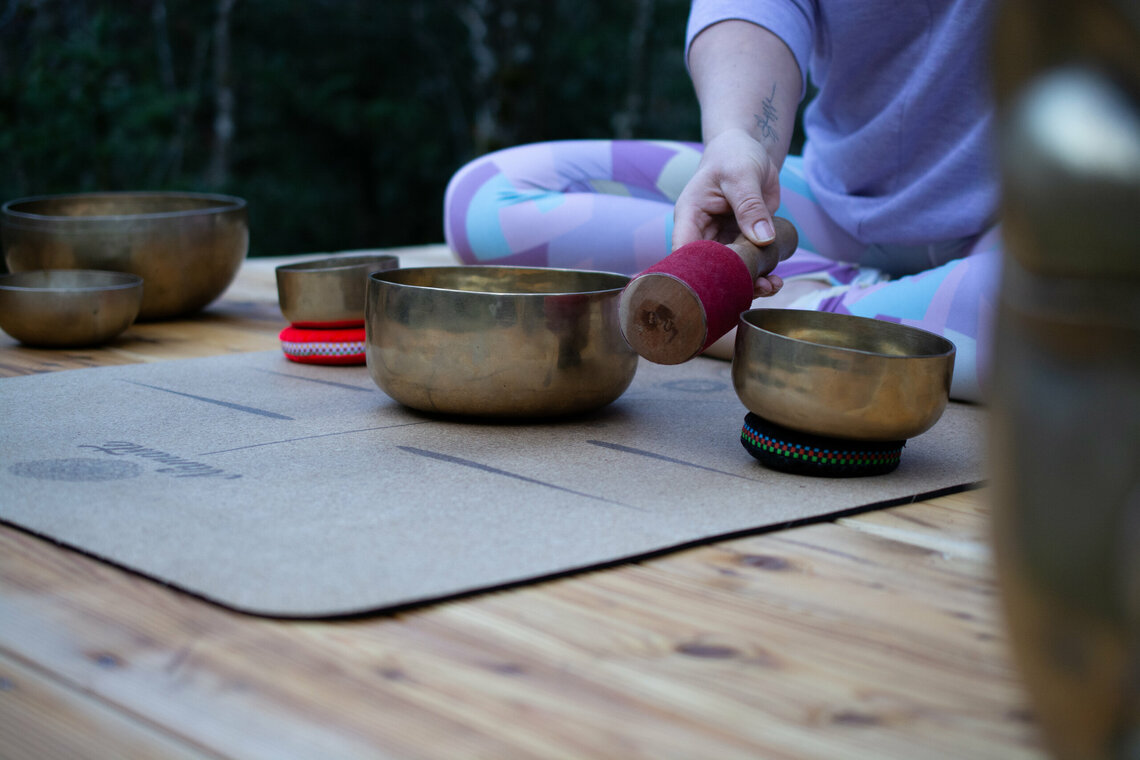 Schalen zur Klangschalenentspannung mit Yogatrainerin Conny