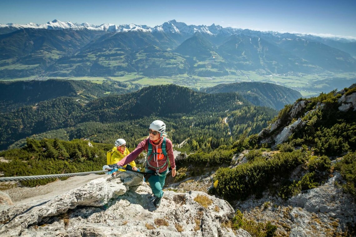 Gesichertes Klettern am Stoderzinken mit Blick über die Berggipfel